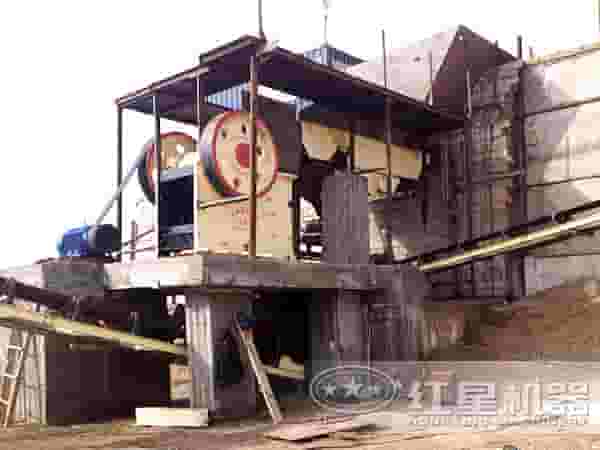 山东颚式破石机客户现场 山东颚式破石机客户现场