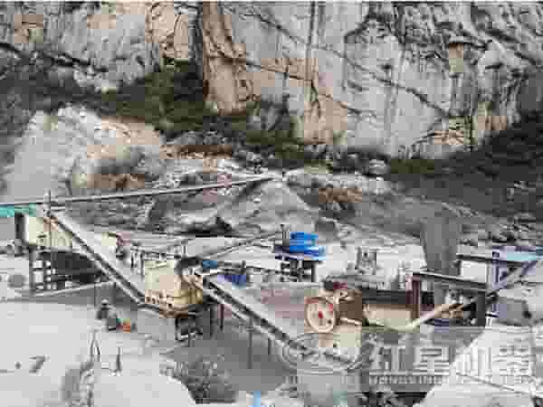 碎石制砂作业现场图