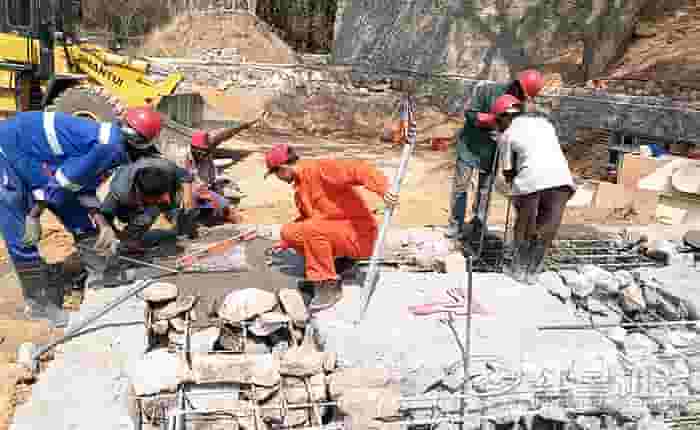 红星机器为客户安装设备