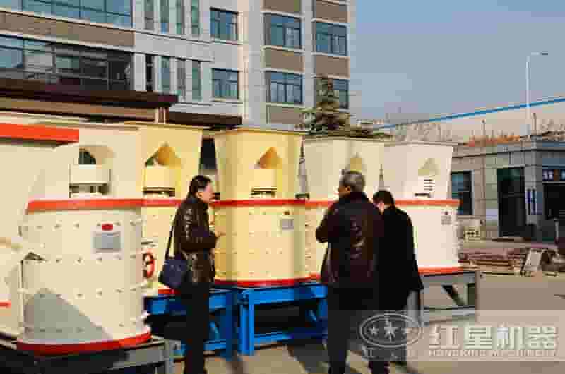 复合式破碎机客户到厂参观图