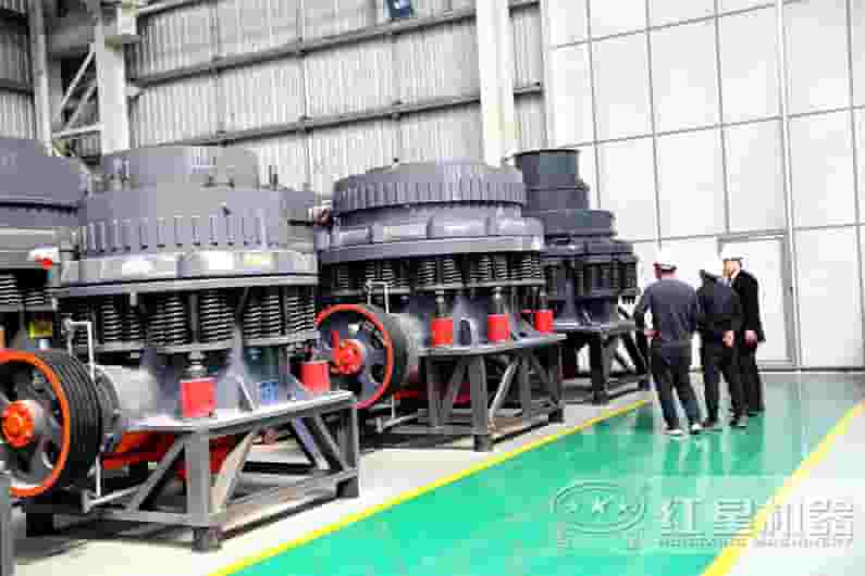 客户到现场参观圆锥破碎机设备