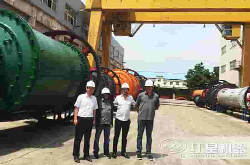 客户到红星机器厂区参观考察设备